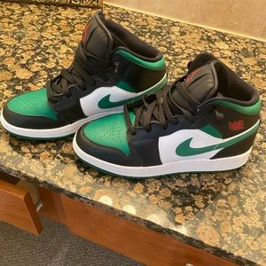 Air Jordan 1 green toe